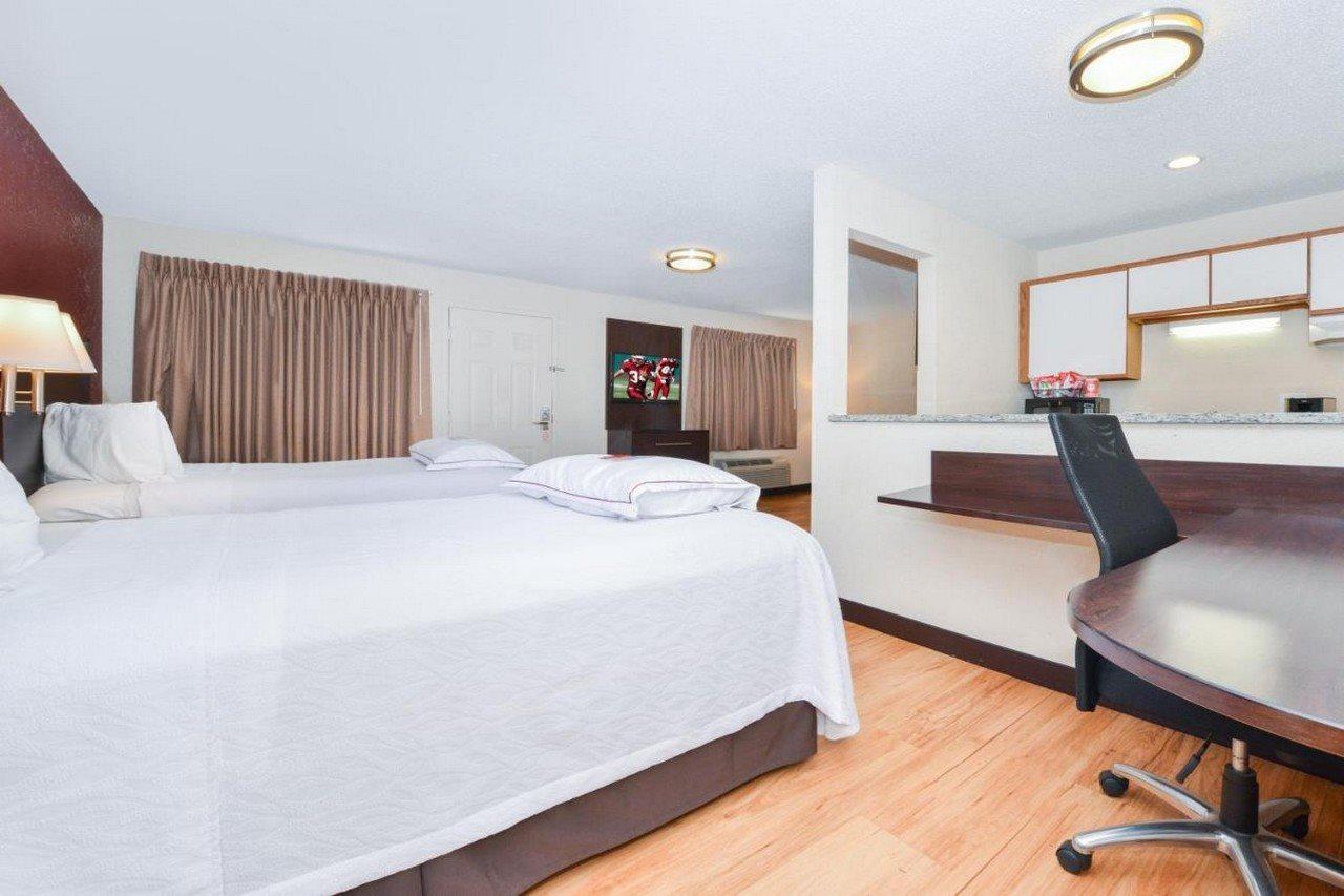 Red Roof Inn PLUS+&Suites Guilford Exterior foto
