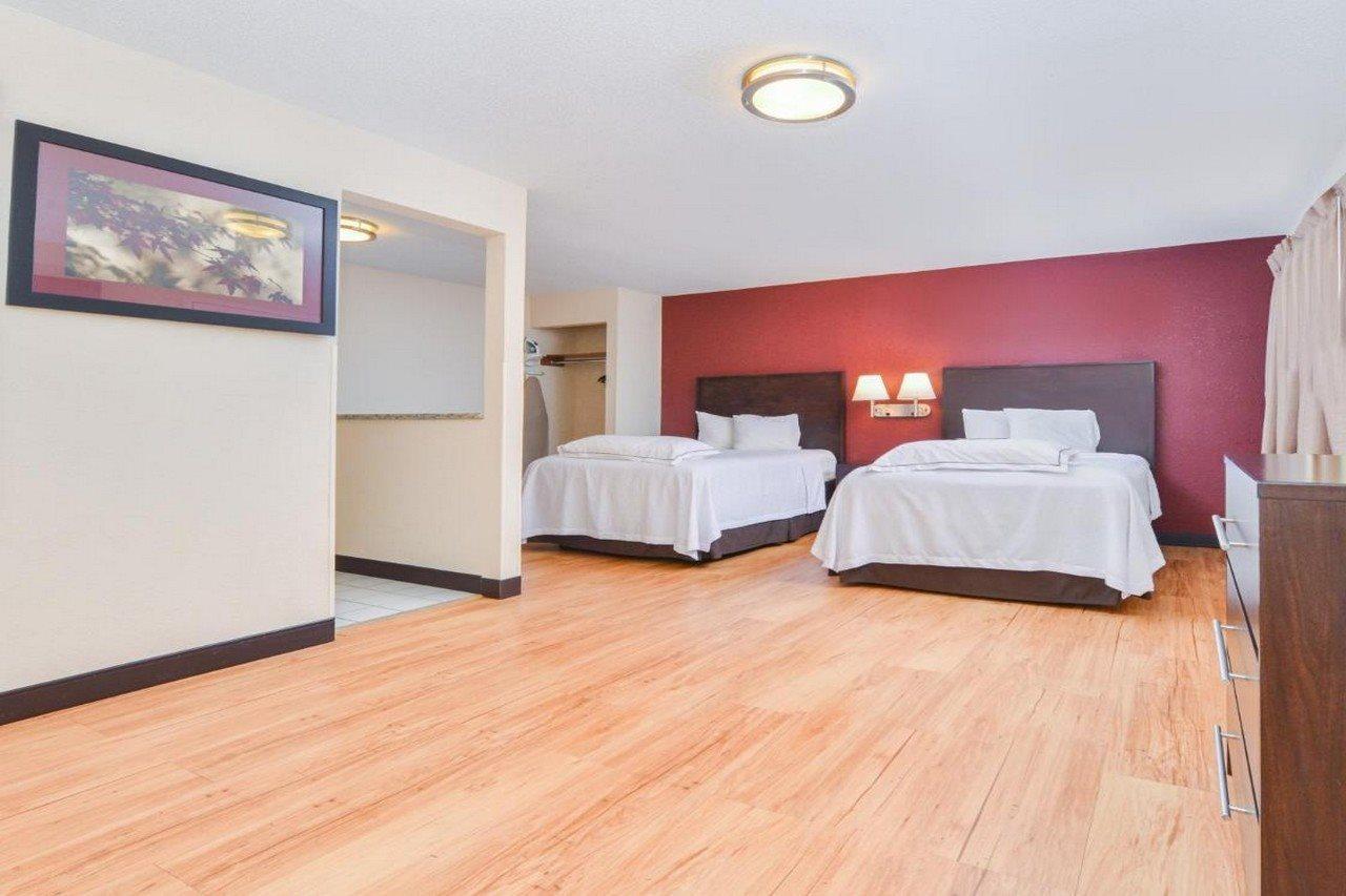 Red Roof Inn PLUS+&Suites Guilford Exterior foto