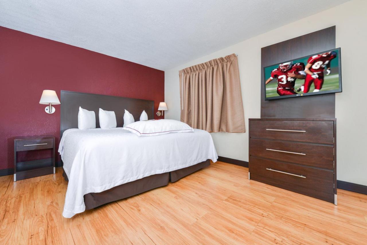 Red Roof Inn PLUS+&Suites Guilford Exterior foto