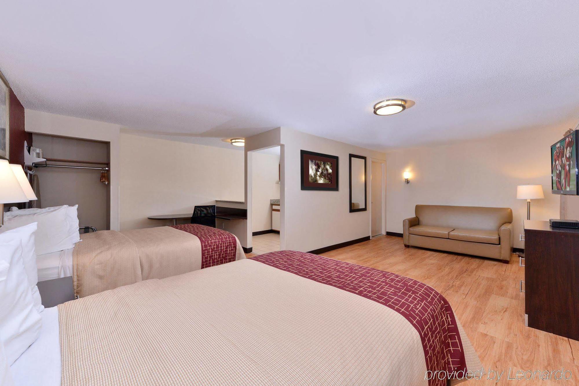 Red Roof Inn PLUS+&Suites Guilford Exterior foto