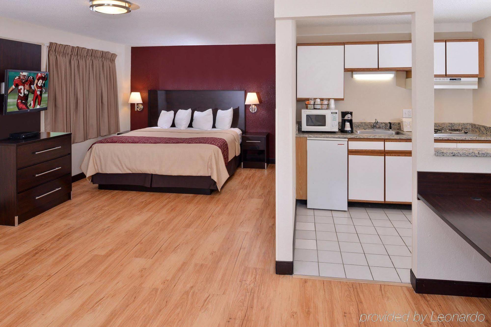 Red Roof Inn PLUS+&Suites Guilford Exterior foto
