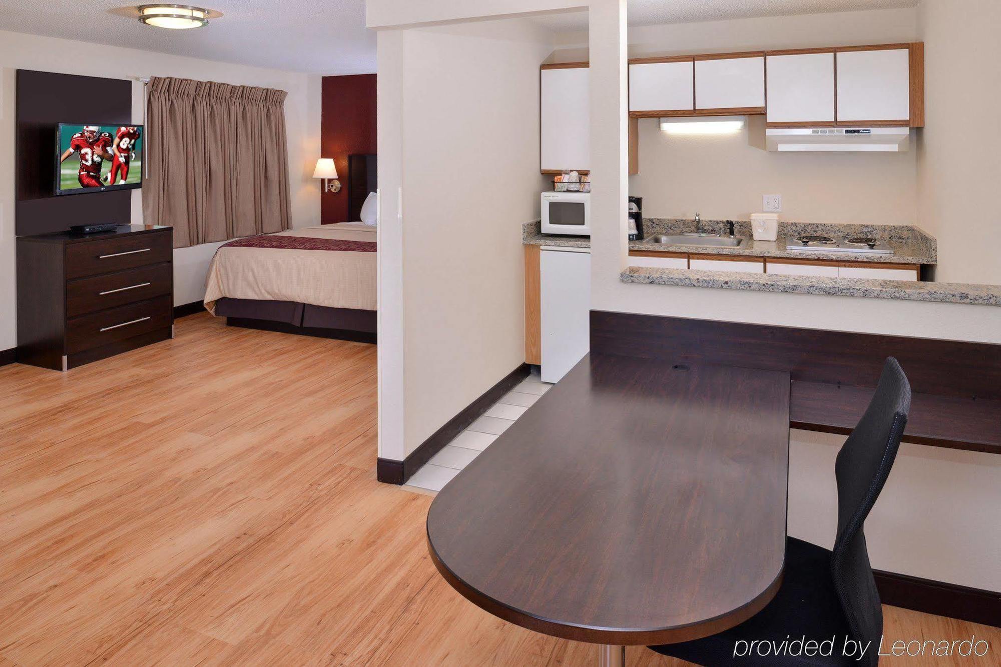 Red Roof Inn PLUS+&Suites Guilford Exterior foto