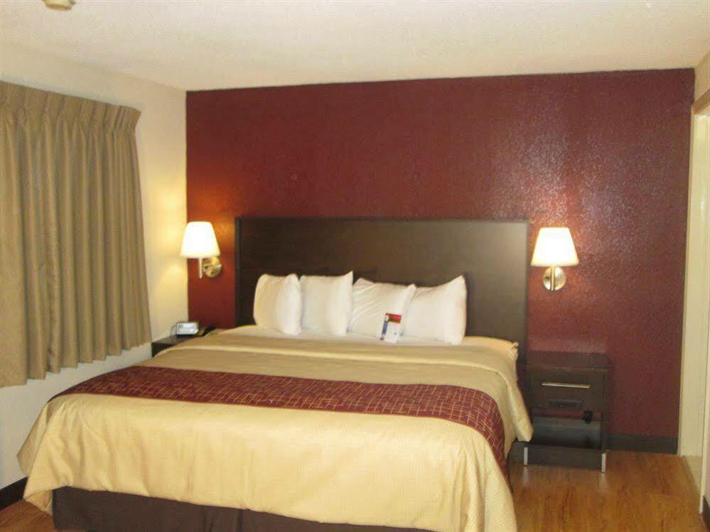 Red Roof Inn PLUS+&Suites Guilford Exterior foto