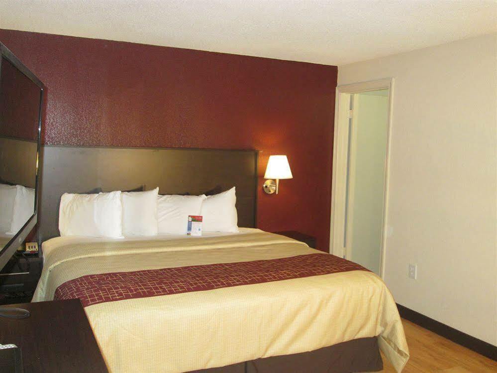 Red Roof Inn PLUS+&Suites Guilford Exterior foto
