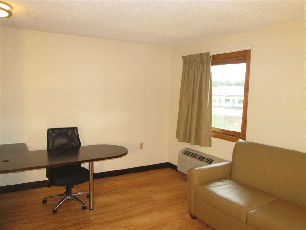 Red Roof Inn PLUS+&Suites Guilford Exterior foto